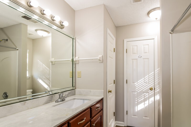 1,635/Mo, 8336 Cross Point Dr Olive Branch, MS 38654 Main Bathroom View