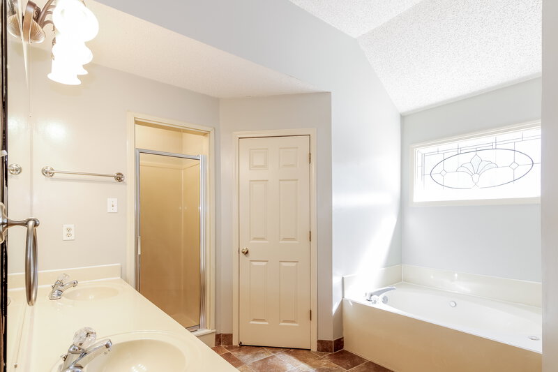2,180/Mo, 626 Duck Call Cv Cordova, TN 38018 Main Bathroom View