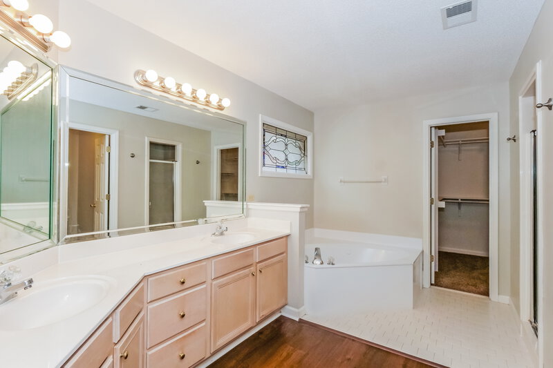 1,835/Mo, 8695 River Mill Cv Cordova, TN 38016 Main Bathroom View