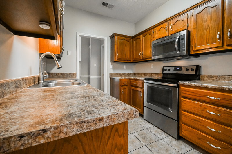 2,045/Mo, 4317 Nicholas Ln Southaven, MS 38672 Kitchen View 2