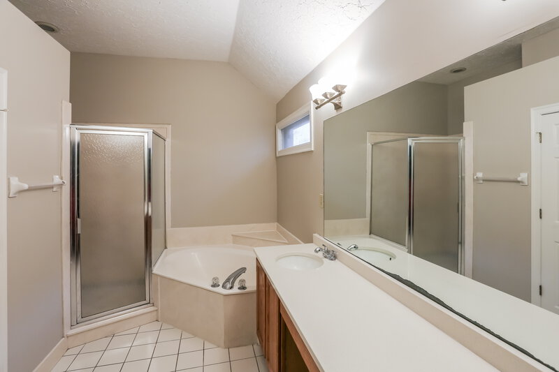 2,415/Mo, 8633 Meadow Green Dr Cordova, TN 38016 Main Bathroom View