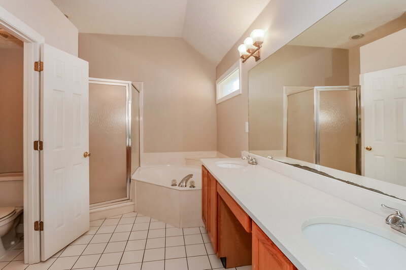 2,325/Mo, 8633 Meadow Green Dr Cordova, TN 38016 Main Bathroom View