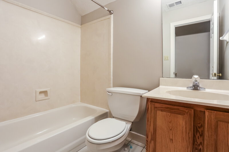 2,415/Mo, 8633 Meadow Green Dr Cordova, TN 38016 Bathroom View