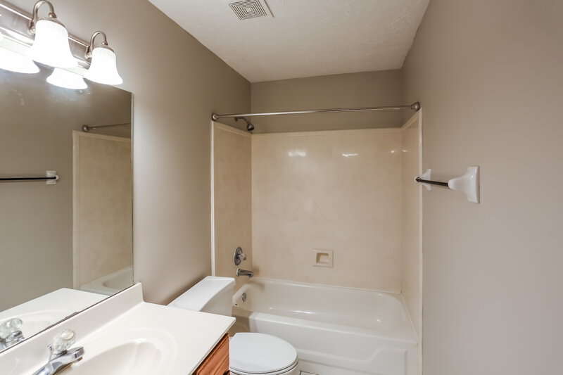 2,415/Mo, 8633 Meadow Green Dr Cordova, TN 38016 Bathroom View 2