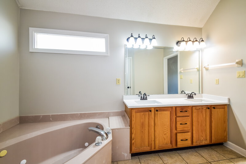 1,905/Mo, 1562 Appling Wood Cv N Cordova, TN 38016 Main Bathroom View