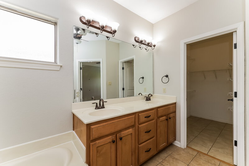 2,230/Mo, 450 Green Willow Cv Oakland, TN 38060 Main Bathroom View