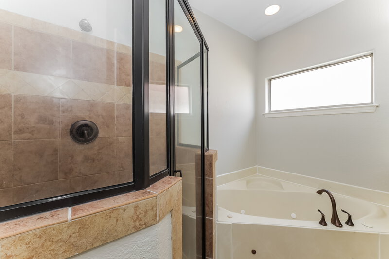 2,230/Mo, 450 Green Willow Cv Oakland, TN 38060 Main Bathroom View 2