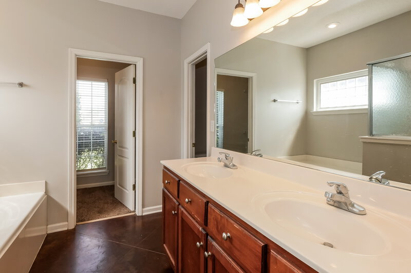 2,030/Mo, 8426 Linda Shore Cv Southaven, MS 38672 Main Bathroom View