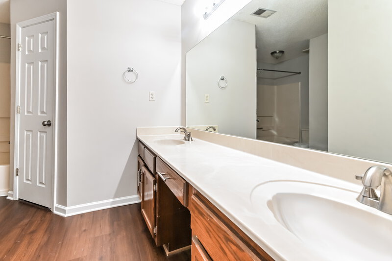 1,635/Mo, 4413 Shadow Glen Dr Horn Lake, MS 38637 Main Bathroom View