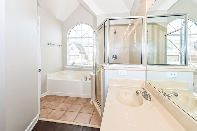 1,995/Mo, 5442 EAGLE BEAD COVE Memphis, TN 38125 Main Bathroom View