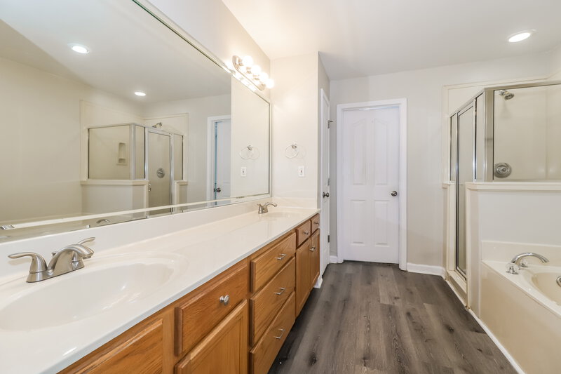 0/Mo, 4834 Graham Lake Drive Olive Branch, MS 38654 Main Bathroom View