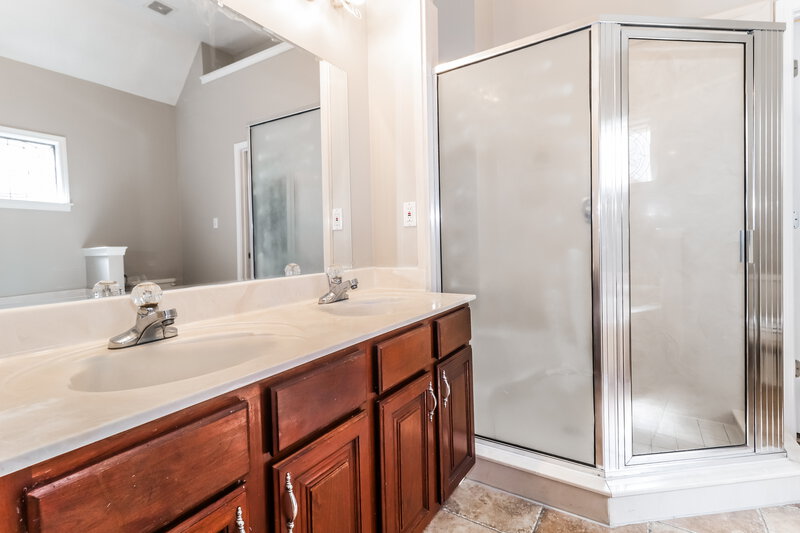 1,690/Mo, 622 Ashley Glen Cir W Cordova, TN 38018 Main Bathroom View