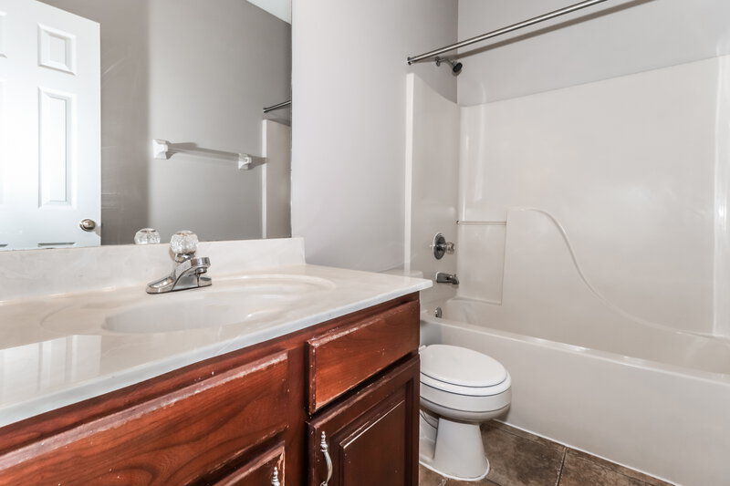 1,690/Mo, 622 Ashley Glen Cir W Cordova, TN 38018 Bathroom View