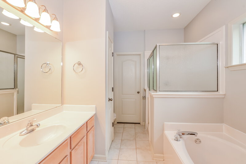1,725/Mo, 8725 Macon Rd Cordova, TN 38018 Main Bathroom View