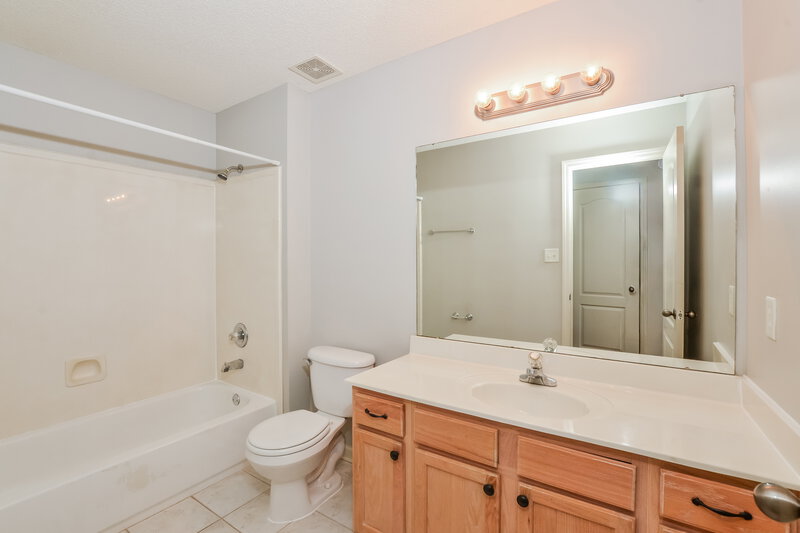 1,725/Mo, 8725 Macon Rd Cordova, TN 38018 Bathroom View 2