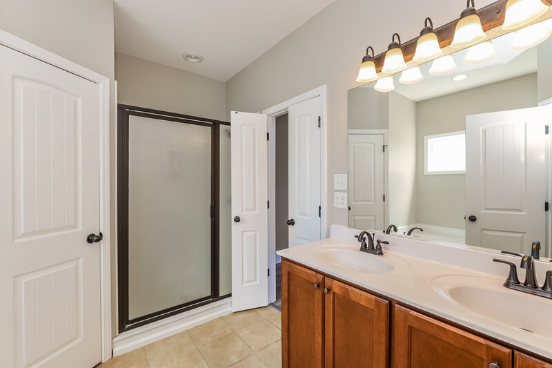2,165/Mo, 3075 N Wren St Hernando, MS 38632 Main Bathroom View