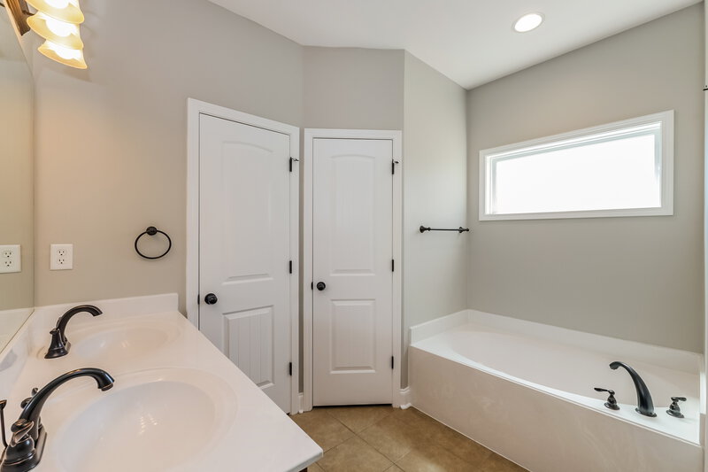 2,165/Mo, 3075 N Wren St Hernando, MS 38632 Main Bathroom View 2
