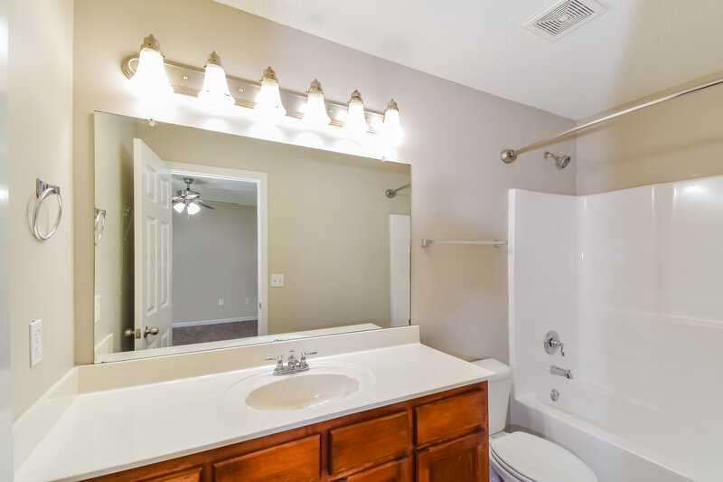 2,530/Mo, 1829 Roy Dr Southaven, MS 38671 Main Bathroom View