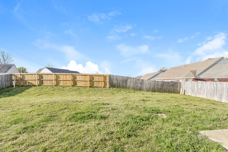 2,530/Mo, 1829 Roy Dr Southaven, MS 38671 Backyard View