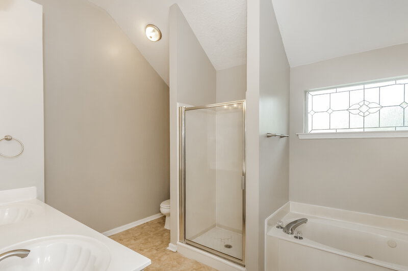 2,135/Mo, 11626 Mahogany Dr Arlington, TN 38002 Main Bathroom View