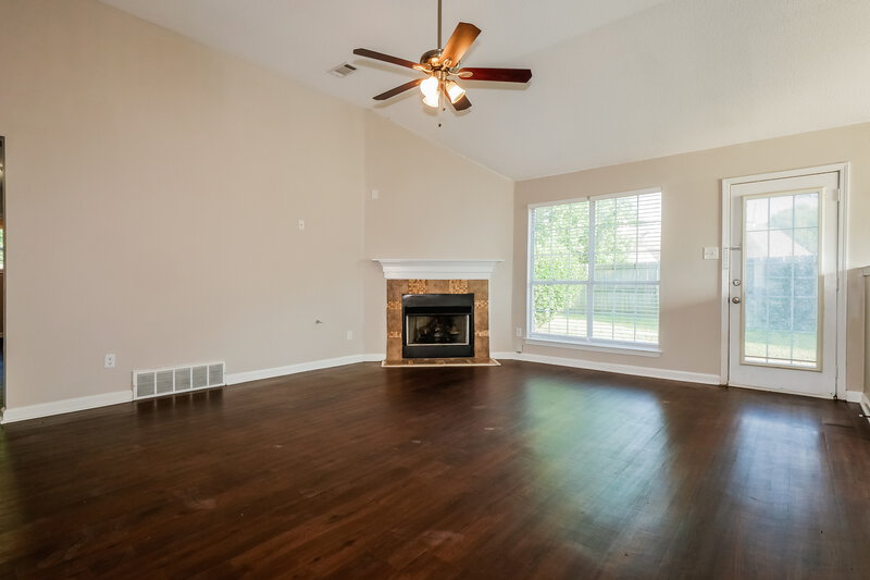 1,975/Mo, 90 Oak Ridge Cove Oakland, TN 38060 Living Room View