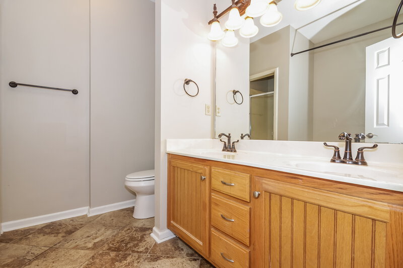 2,300/Mo, 15 Austin Cir Oakland, TN 38060 Main Bathroom View