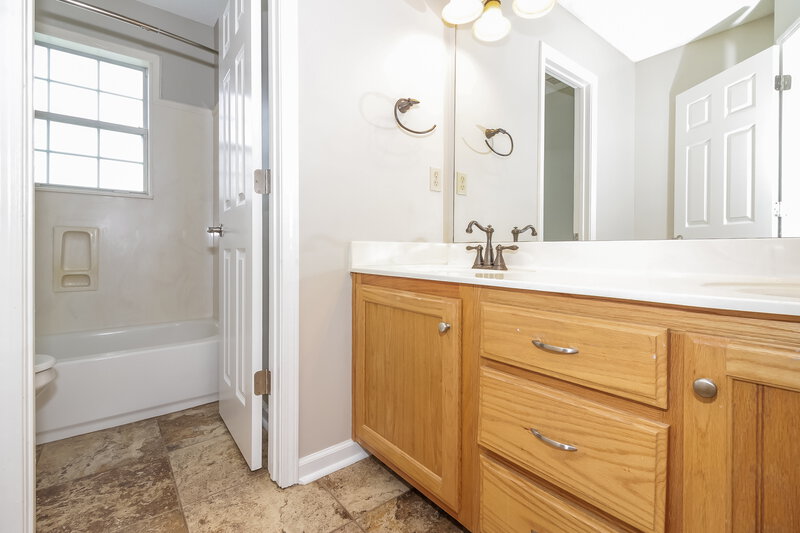 2,300/Mo, 15 Austin Cir Oakland, TN 38060 Bathroom View
