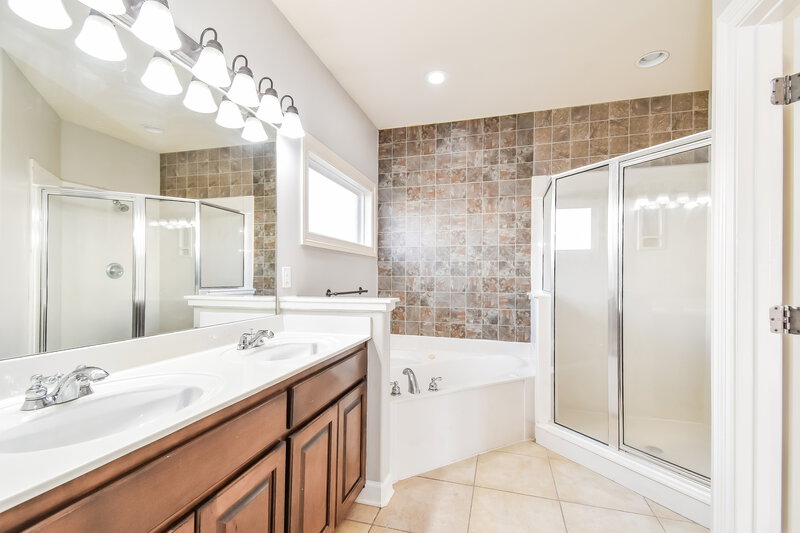 1,990/Mo, 3317 Champion Hills Drive Southaven, MS 38672 Main Bathroom View