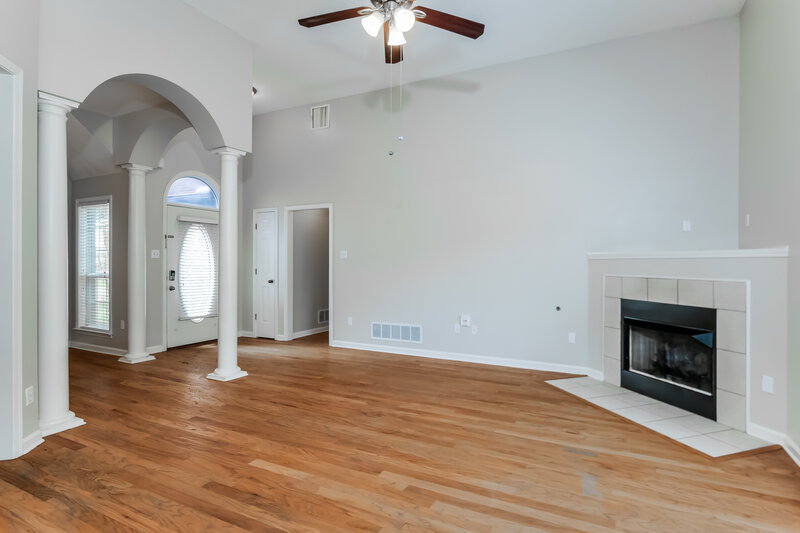 1,730/Mo, 50 Willow Crest Cv Somerville, TN 38068 Living Room View