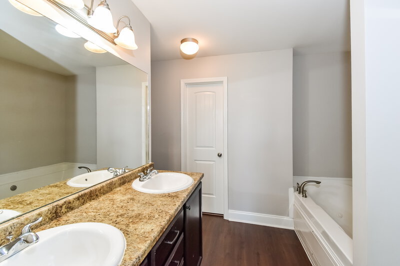 2,045/Mo, 8896 Willa Jean Cv Southaven, MS 38671 Main Bathroom View