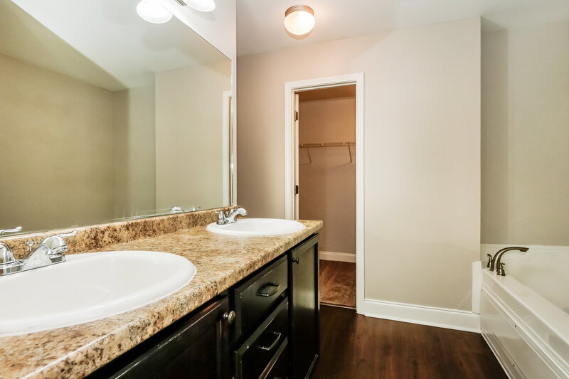 1,840/Mo, 8896 Willa Jean Cv Southaven, MS 38671 Main Bathroom View