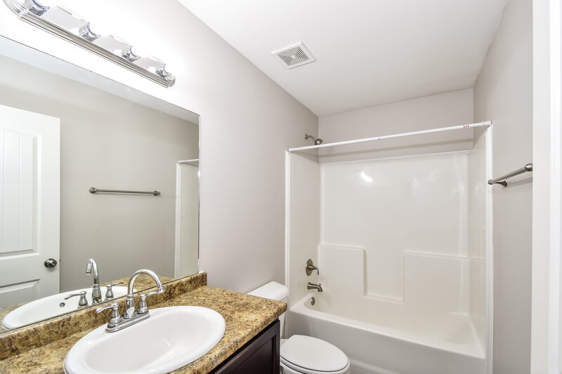 2,045/Mo, 8896 Willa Jean Cv Southaven, MS 38671 Bathroom View