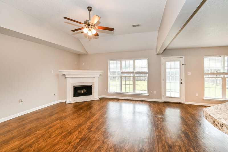 2,275/Mo, 5727 Hunters Chase Southaven, MS 38672 Living Room View 2