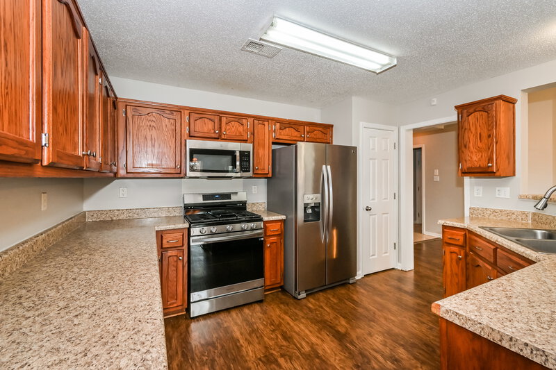 2,275/Mo, 5727 Hunters Chase Southaven, MS 38672 Kitchen View 2