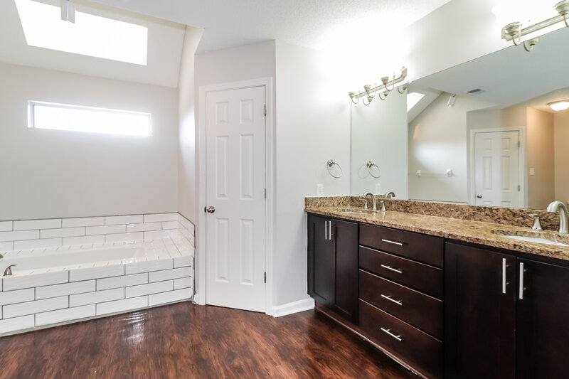 2,515/Mo, 6808 Forrest Circle Bartlett, TN 38135 Main Bathroom View