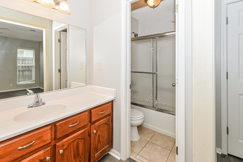 1,745/Mo, 6314 Oak Run Dr E Olive Branch, MS 38654 Main Bathroom View