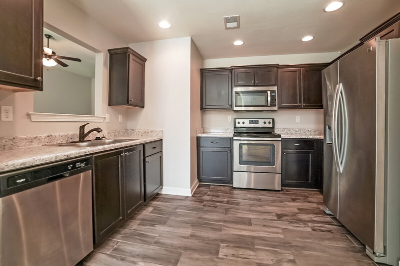2,035/Mo, 7901 Ironwood Dr Southaven, MS 38671 Kitchen View 2