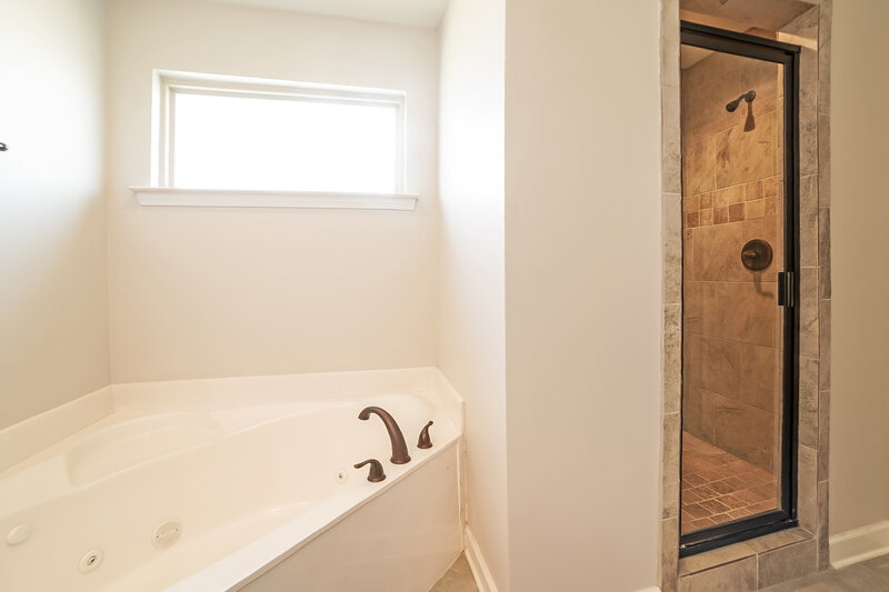 2,035/Mo, 7901 Ironwood Dr Southaven, MS 38671 Main Bathroom View