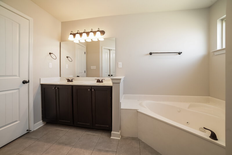 2,035/Mo, 7901 Ironwood Dr Southaven, MS 38671 Main Bathroom View 2