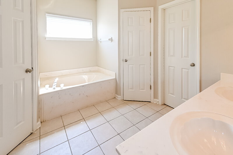3,030/Mo, 9094 William Paul Dr Olive Branch, MS 38654 Main Bathroom View 2