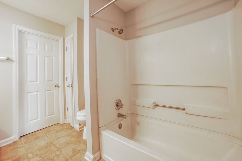 2,140/Mo, 7090 Foxhall Dr Horn Lake, MS 38637 Main Bathroom View