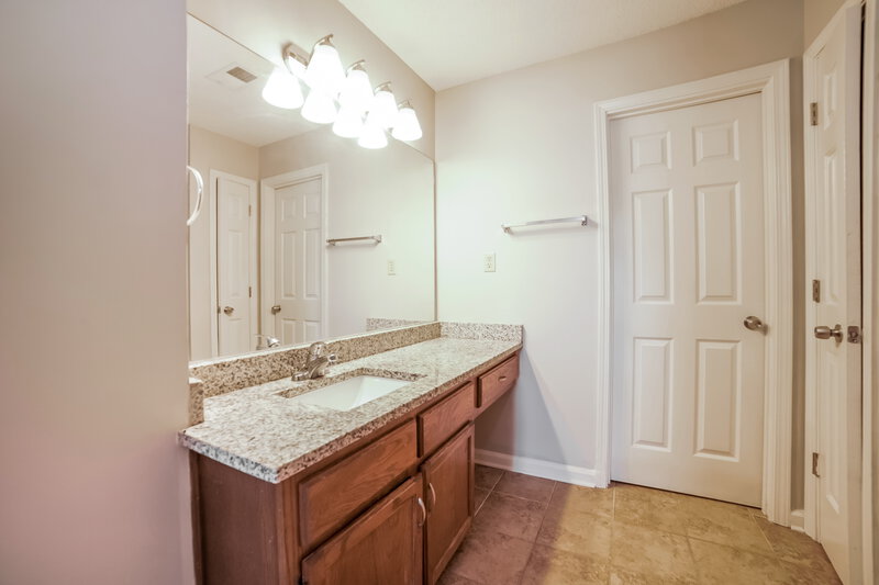 2,140/Mo, 7090 Foxhall Dr Horn Lake, MS 38637 Main Bathroom View 2
