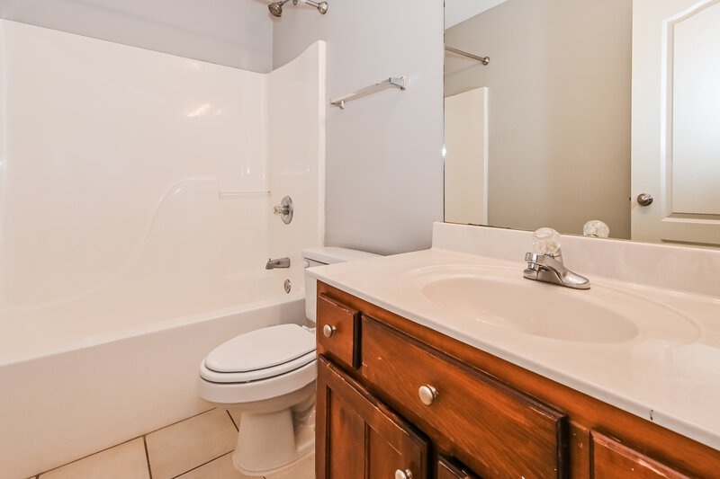 3,260/Mo, 8415 N Linda Shore Dr Southaven, MS 38672 Bathroom View