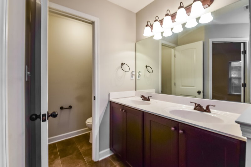 1,775/Mo, 1421 Hemlock Dr Southaven, MS 38671 Main Bathroom View
