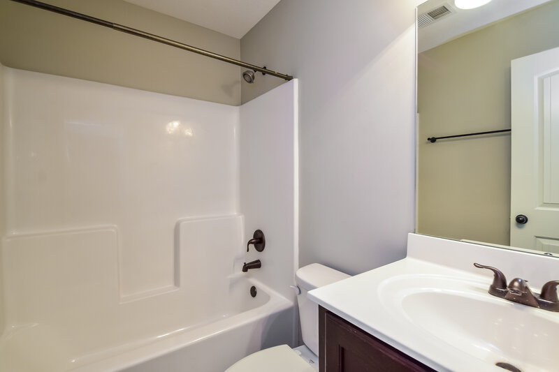 1,775/Mo, 1421 Hemlock Dr Southaven, MS 38671 Bathroom View