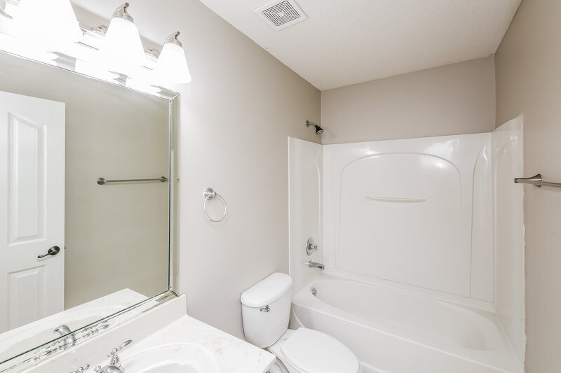2,900/Mo, 4191 Carroll Dr W Horn Lake, MS 38637 Main Bathroom View