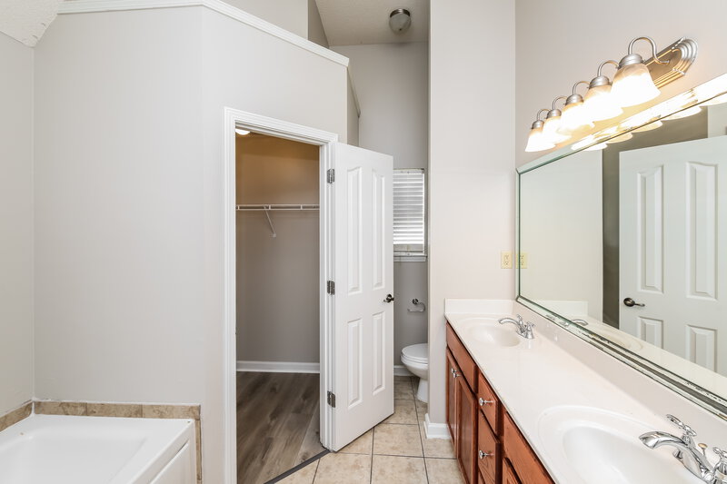 2,900/Mo, 4191 Carroll Dr W Horn Lake, MS 38637 Main Bathroom View 2