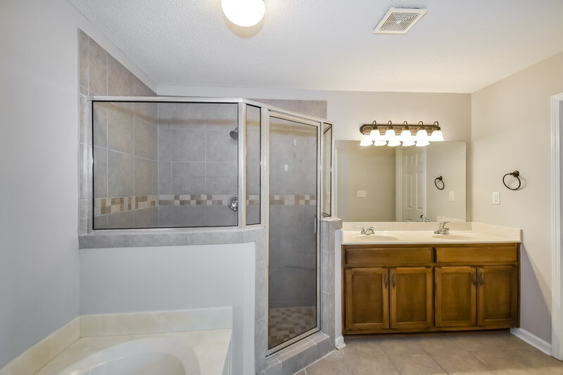 2,650/Mo, 9849 White Poplar Drive Olive Branch, MS 38654 Main Bathroom View