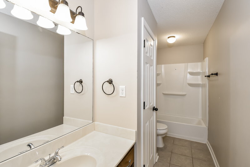 2,650/Mo, 9849 White Poplar Drive Olive Branch, MS 38654 Bathroom View
