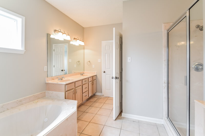 2,365/Mo, 1573 Golden Oaks Loop N Southaven, MS 38671 Main Bathroom View